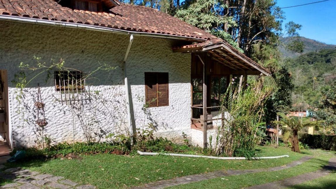 Casa com Riacho na Vila de Maringá – RJ