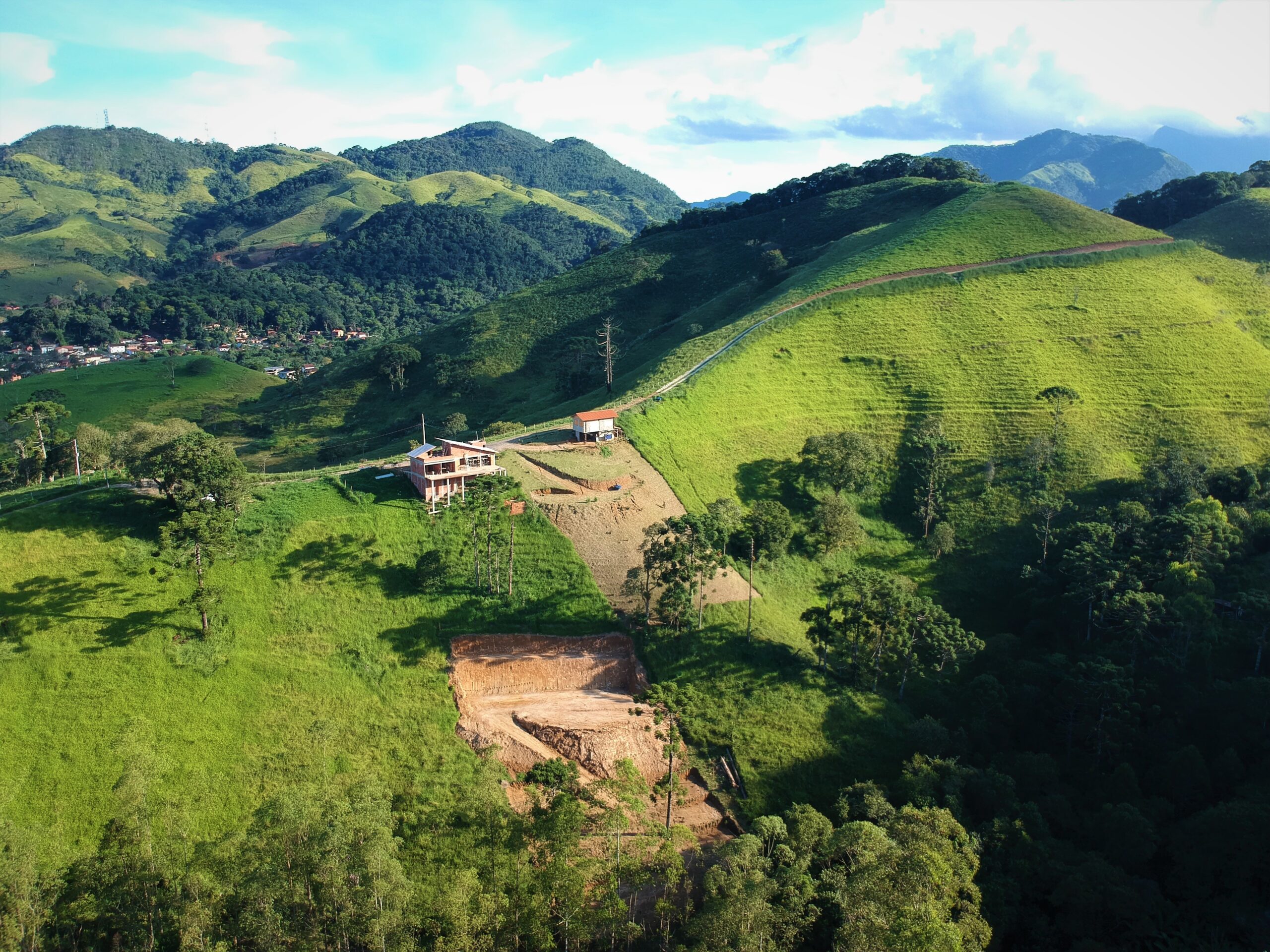Terreno com Obra em Fase de Acabamento