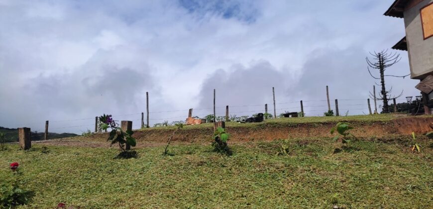 Terreno com Obra em Fase de Acabamento