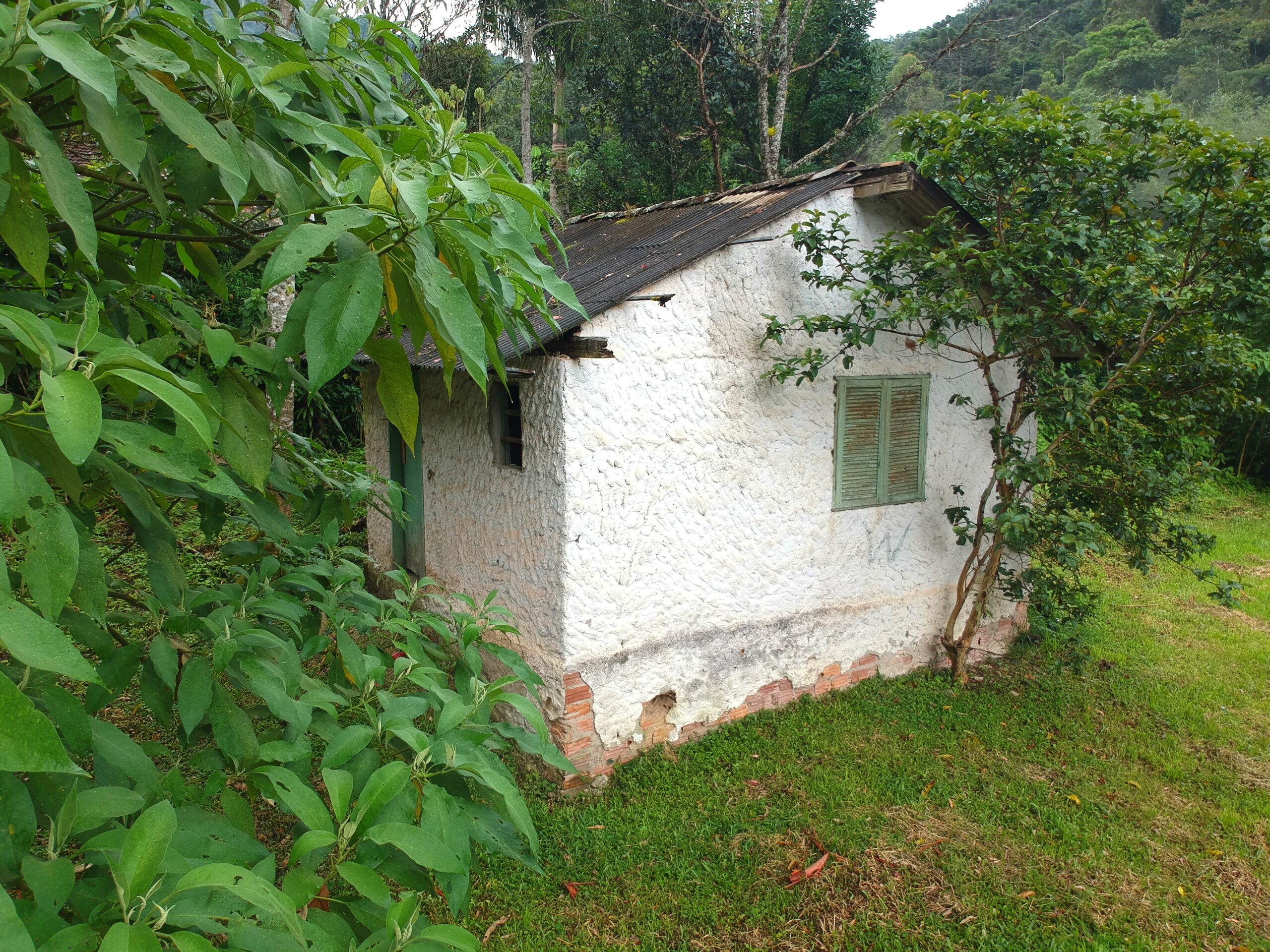 Casa Antiga com 4 Chalés no Vale do Pavão