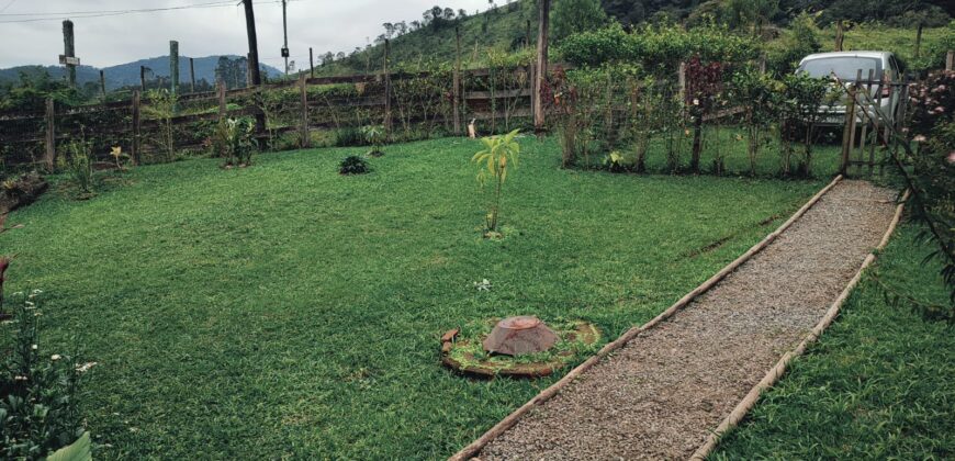 Casa com 2 Chalés no Alcantilado