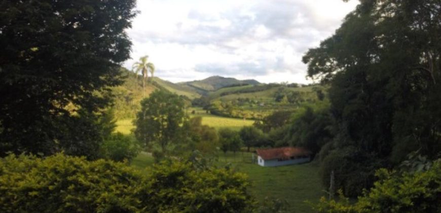 Sítio com Cachoeiras em Santo Antônio
