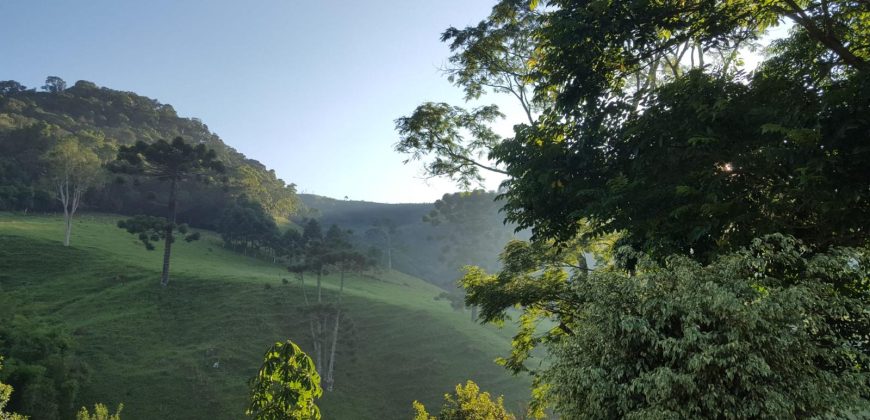 Sítio com Cachoeiras em Santo Antônio