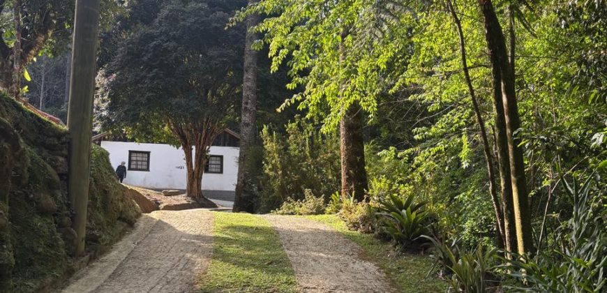 Casa com Chalé no Alcantilado