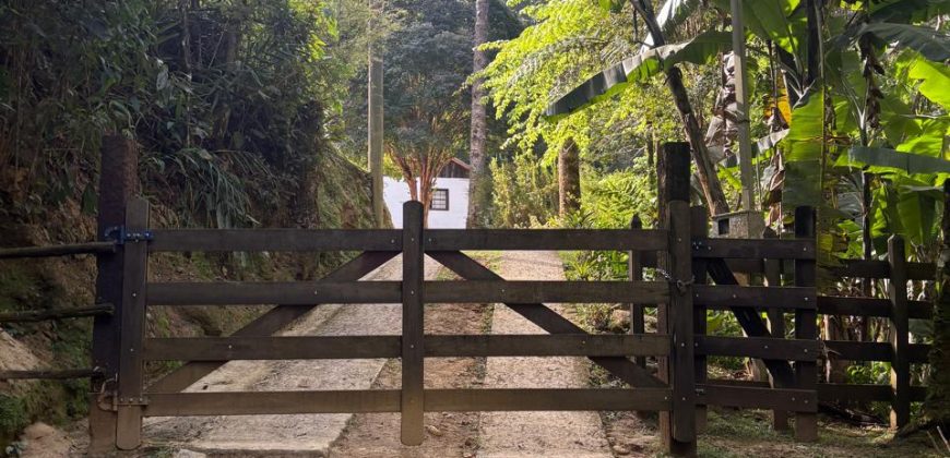 Casa com Chalé no Alcantilado