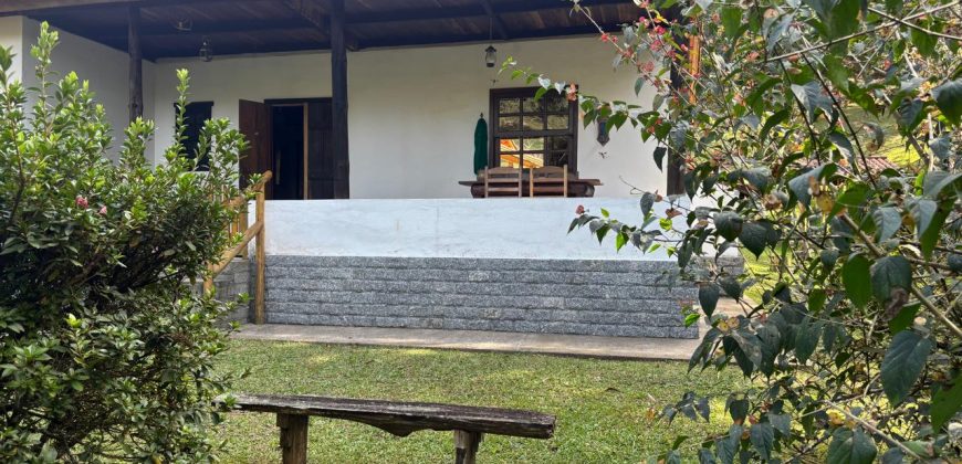 Casa com Chalé no Alcantilado