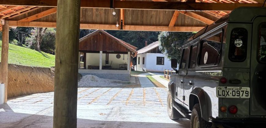 Casa com Chalé no Alcantilado