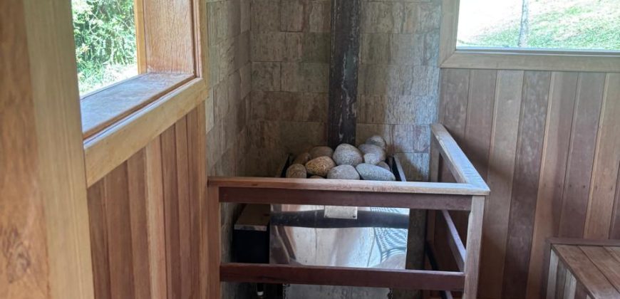 Casa com Chalé no Alcantilado