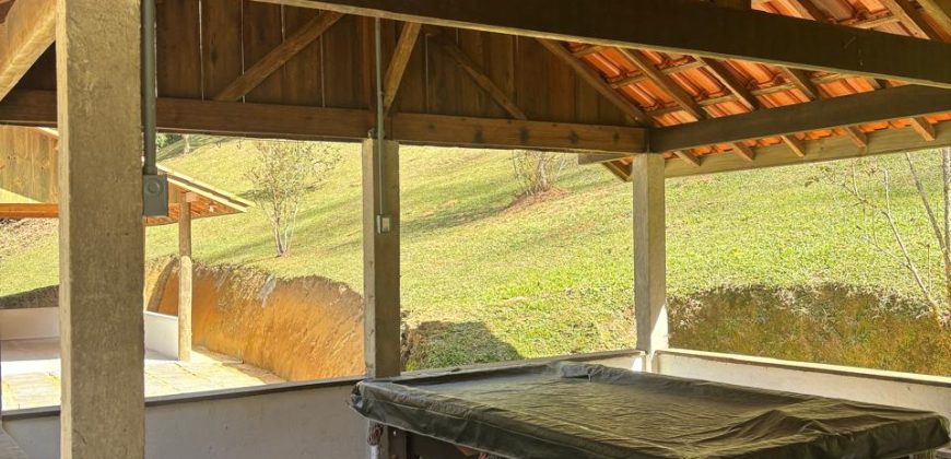 Casa com Chalé no Alcantilado