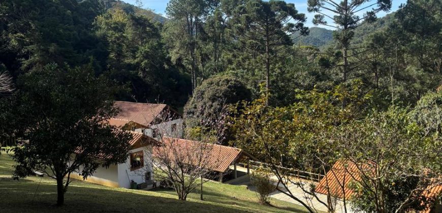 Casa com Chalé no Alcantilado