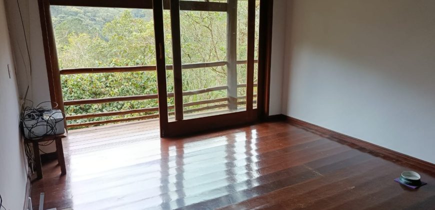 Casa com Chalé na Santa Clara Casa com Chalé na Santa Clara